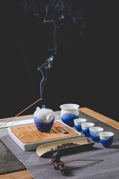 Основным принципом японской чайной церемонии является идея простоты и естественности. Вся процедура приготовления и сервировки чая, начиная от выбора чашки и чайного сета, заканчивая движениями и словами хозяина, стремится создать гармонию и внутреннюю пустоту, чтобы чай стал не только напитком, но и средством для достижения внутреннего спокойствия и просветления.