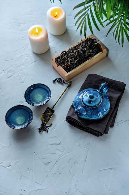 В японской чайной церемонии важно не только сам процесс приготовления и употребления чая, но и все сопутствующие детали – от выбора посуды до поведения участников. Чайная церемония является искусством, требующим глубокого понимания и уважения к традициям.