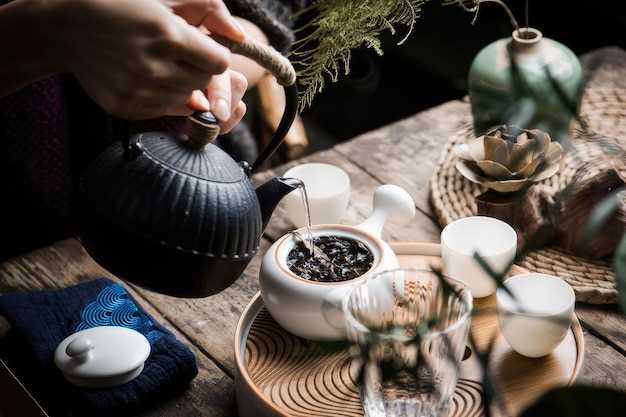 Основным символом чайной церемонии является чайный домик, который представляет собой уединенное место, где люди могут насладиться чаем и отдохнуть от повседневных забот. Внутри чайного домика находится чайная комната, оформленная в традиционном японском стиле и оборудованная специальными предметами для приготовления чая.