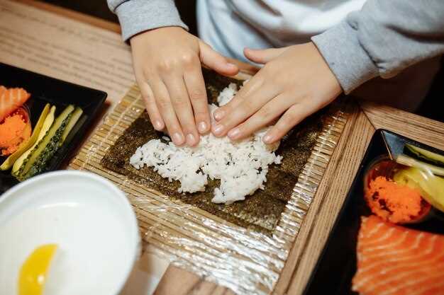 Традиционные рисовые рецепты японской кухни включают в себя такие известные блюда, как суши и онигири. Суши – это небольшие кулечки из прессованного риса, обычно с начинкой из рыбы или морепродуктов, онигири – это треугольные или круглые лепешки из риса, часто с начинкой внутри.