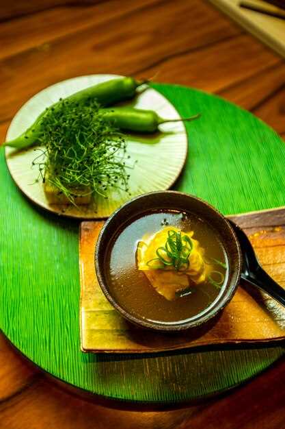 Первое место в нашем топе занимает мисо суп. Этот суп приготавливается на основе пасты мисо, которая делается из соевых бобов и риса. Он имеет богатый вкус и аромат и является одним из самых популярных японских супов.
