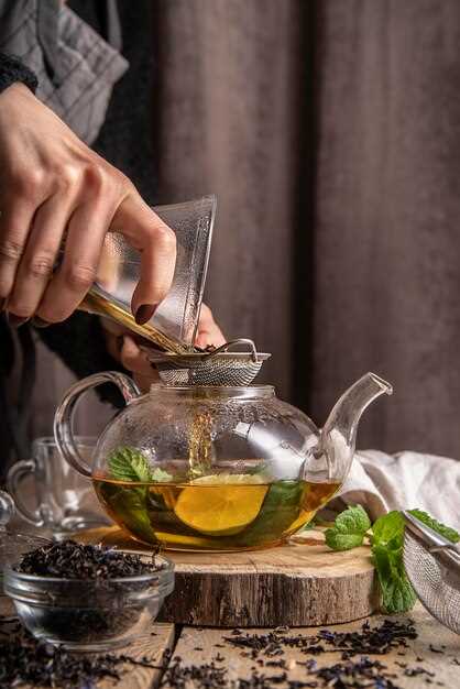 Зеленый чай – один из самых популярных и полезных напитков на планете. Он известен своим нежным ароматом, освежающим вкусом и множеством полезных свойств. Зеленый чай получается из одного и того же растения, что и черный чай – куста Camellia sinensis. Однако, процесс обработки различается, что придает зеленому чаю его уникальные свойства.